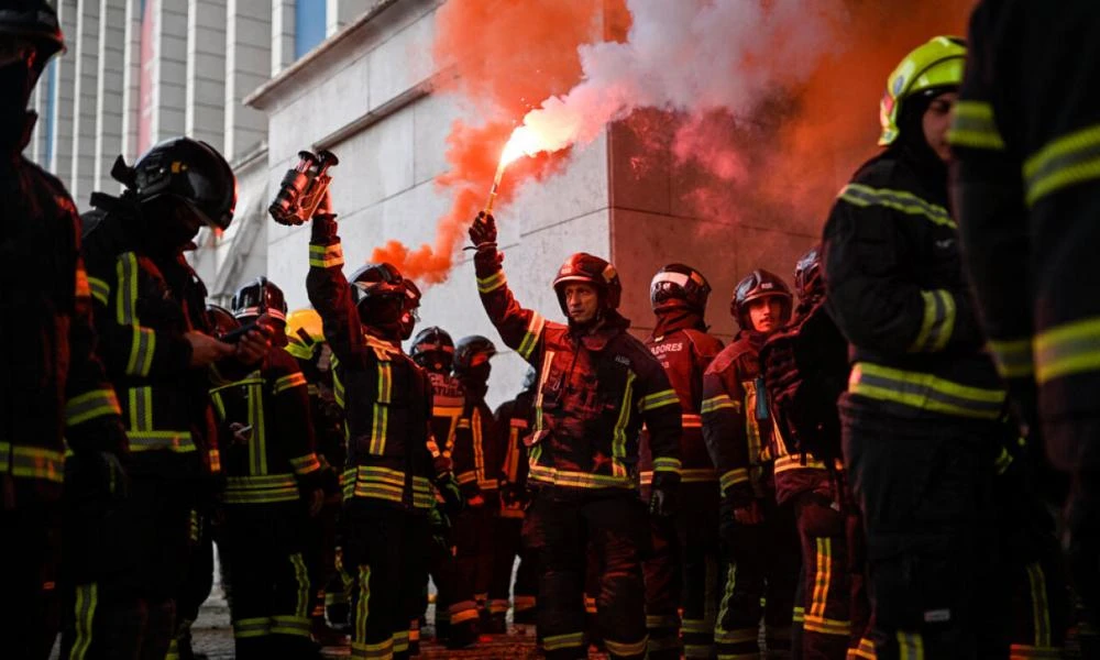 Λισαβόνα: Εκατοντάδες πυροσβέστες στους δρόμους διεκδικούν μισθολογικές αυξήσεις (βίντεο)